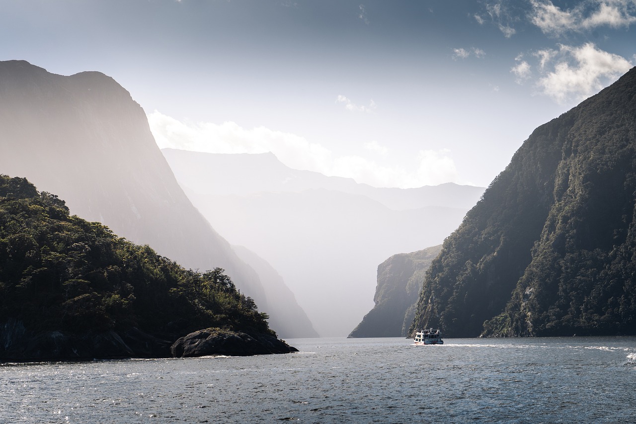 découvrez l'univers fascinant de l'industrie des croisières, où les océans deviennent des destinations et chaque voyage une aventure inoubliable. plongez dans les tendances, innovations et expériences uniques offertes par les compagnies de croisière à travers le monde.